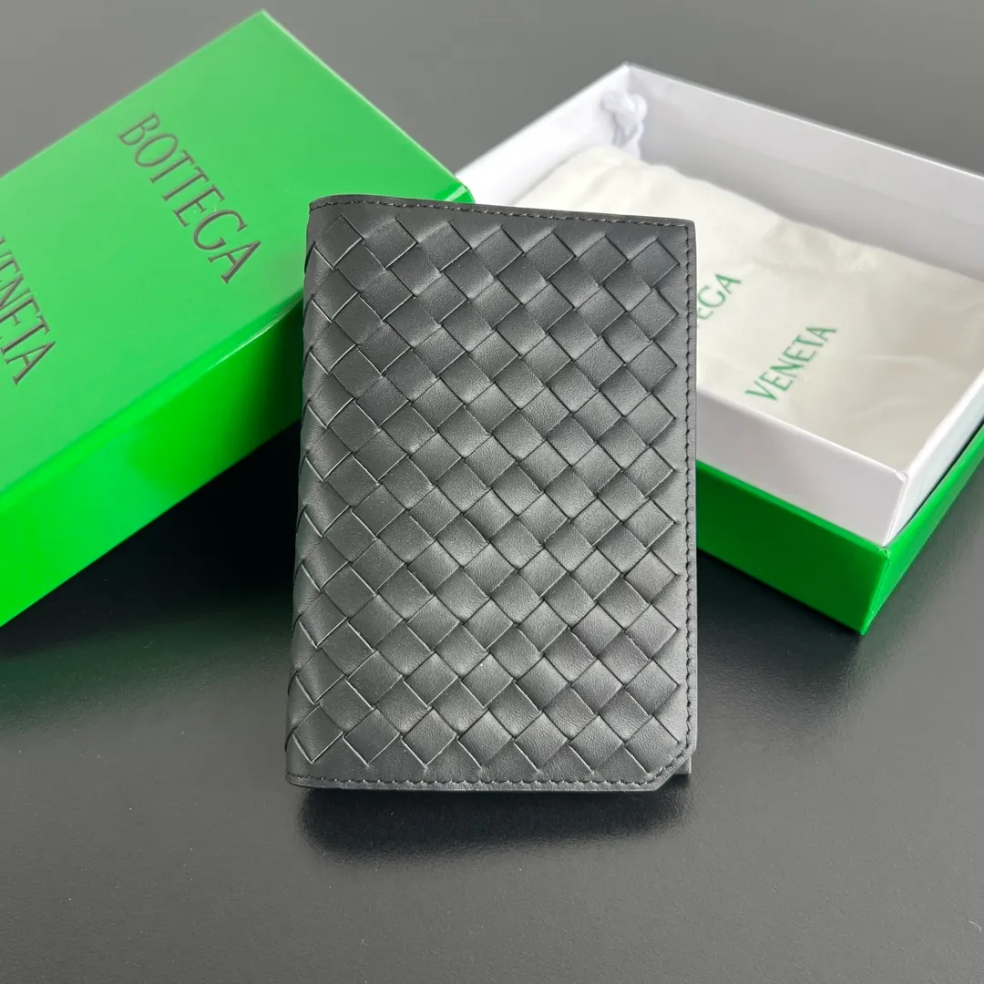 B’s new small woven passport holder [let me see]. 817398 The classic fine weave returns✅, made of cowhide, very soft to the touch and durable. In addition to your passport, you can also put your cards, ID and a small amount of cash. Small and exquisite, super suitable for travel. Weaving is the eternal classic of this brand, size: 13.3x9.5, P600